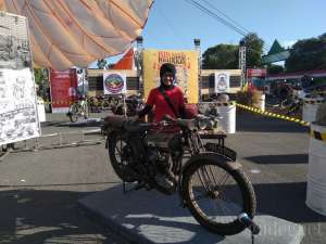 Wanita Biker Ini Koleksi 14 Motor Antik 