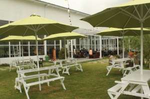 Refresh, Kafe Berkonsep Taman yang Instagrammable