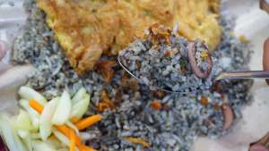 Nasi Goreng Tinta Cuma Cumi, Pedasnya Bikin Ketagihan