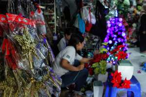 Jelang Natal, Aksesoris Pohon Natal Laris Manis