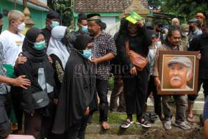 Isak Tangis Keluarga Iringi Pemakaman Seniman Azwar AN 