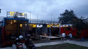Kulineran Sambil Menikmati View Sawah di D’joyo Container Cafe